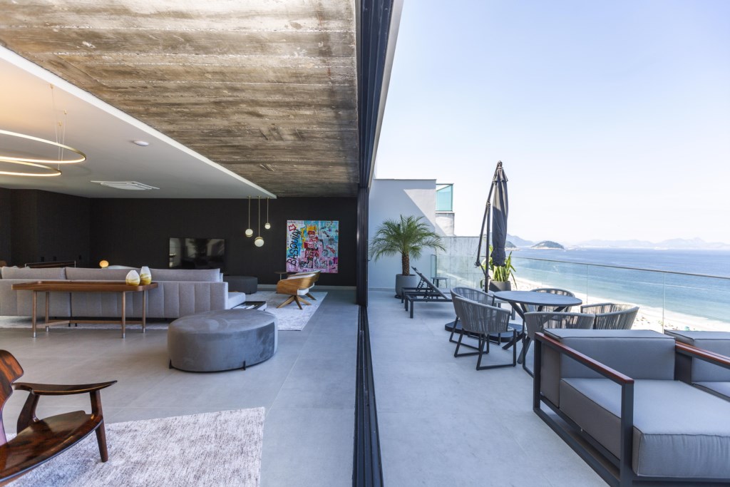Oceanfront Penthouse with Private Pool and Panoramic Sea Views in Copacabana
