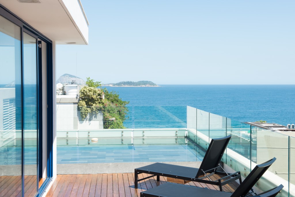 Suite Penthouse with private pool and ocean views in Ipanema